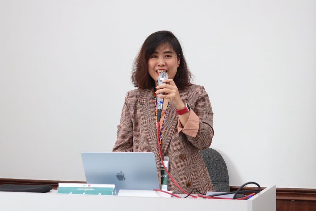 Các báo cáo viên tại tiểu ban Ngôn ngữ học ứng dụng trình bày tham luận tại hội thảo - Ảnh: MINH THƯ
