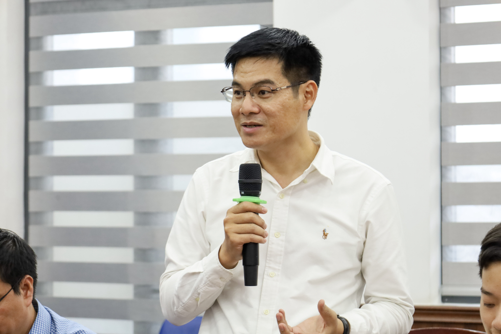 ThS. Trần Nam khuyến khích các bạn sinh viên trong đội thi tiếp tục triển khai dự án để mang những giá trị thực tiễn đến với cộng đồng - Ảnh: QUỲNH NHƯ
