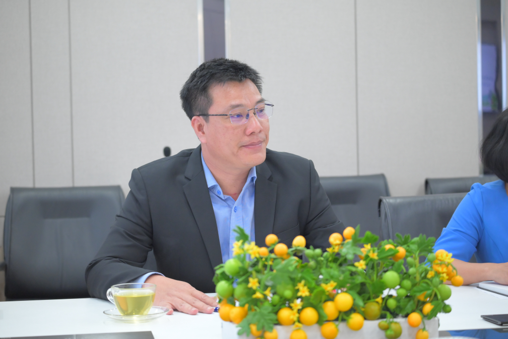 PGS.TS Lưu Văn Quyết đề xuất việc trao đổi giảng viên, sinh viên ngắn hạn, công nhận tín chỉ đào tạo và phối hợp công bố các công trình nghiên cứu trên các tạp chí khoa học của hai đơn vị - Ảnh: Ý NGUYỄN