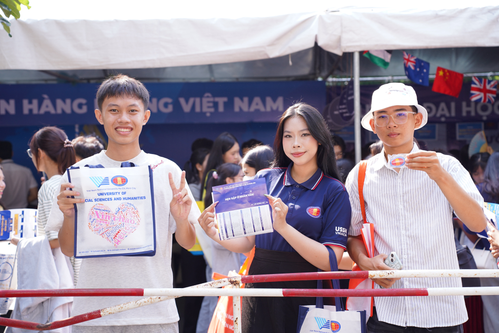 Các bạn học sinh cùng tìm hiểu về tổ hợp xét tuyển của ngành yêu thích tại gian hàng Trường ĐH KHXH&NV, ĐHQG-HCM - Ảnh: QUỲNH NHƯ