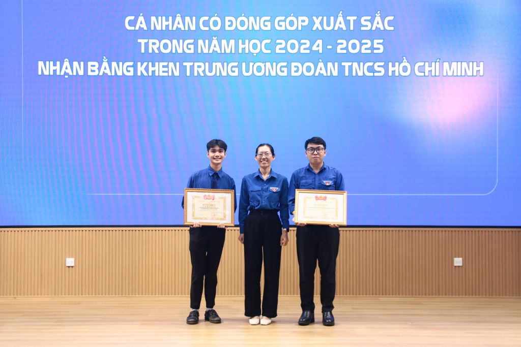 Trung ương Đoàn và Trung ương Hội Sinh viên Việt Nam ghi nhận nỗ lực đồng hành và lan tỏa phong trào Đoàn - Hội của cán bộ tại Trường - ẢNH: MINH PHƯƠNG