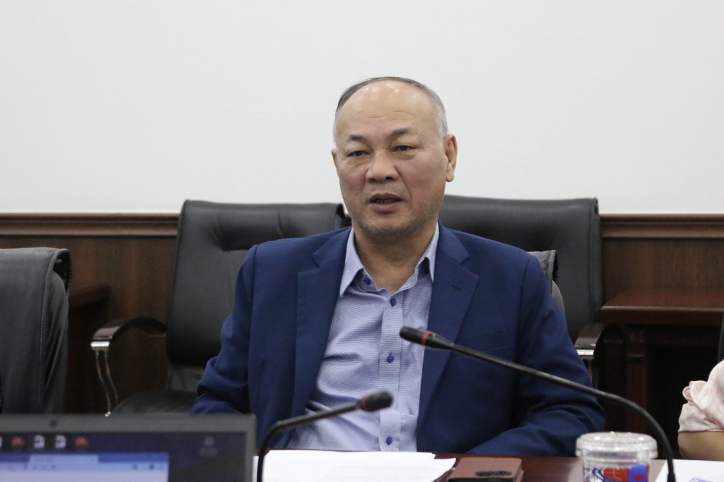  TS. Phan Thanh Định chia sẻ về tầm quan trọng của việc định hướng chi tiêu và giáo dục tài chính cho thế hệ sinh viên - Ảnh: ĐỨC DƯƠNG