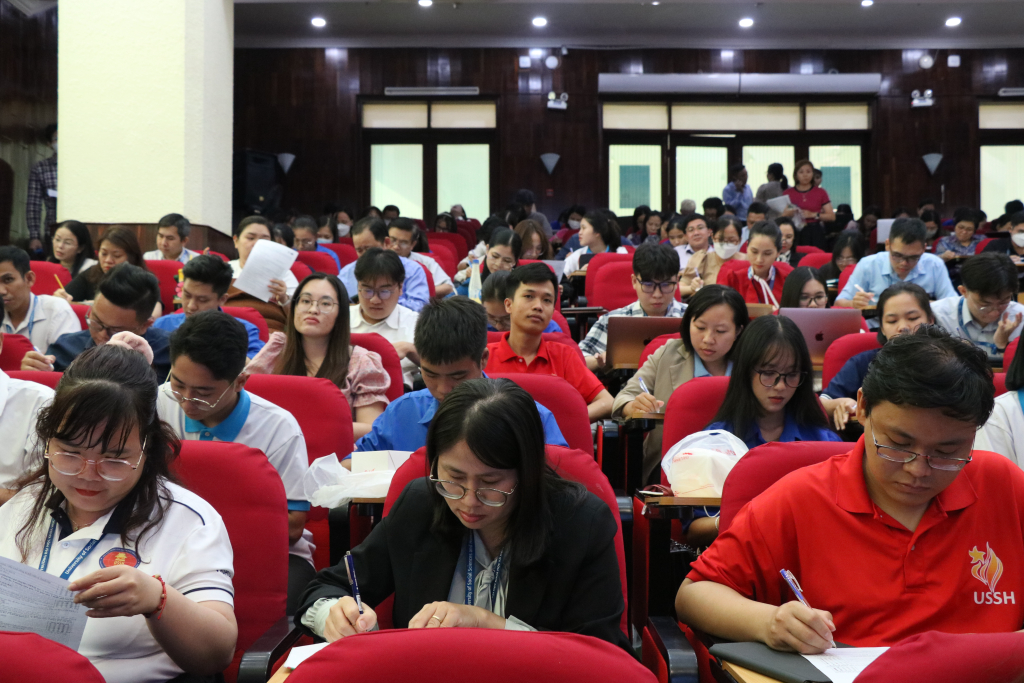 Các đồng chí Bí thư, Phó Bí thư chi bộ, Chi ủy chi bộ, cán bộ Công đoàn, cán bộ Đoàn TNCS Hồ Chí Minh thực hiện phiếu khảo sát về nội dung buổi tập huấn - Ảnh: Phương Khanh 