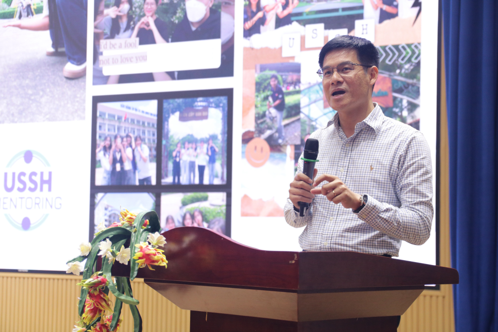 ThS. Trần Nam nhấn mạnh sự tiếp nối khi 43% mentee mùa trước quay lại đảm nhận vai trò mentor năm nay - Ảnh: MINH PHƯƠNG