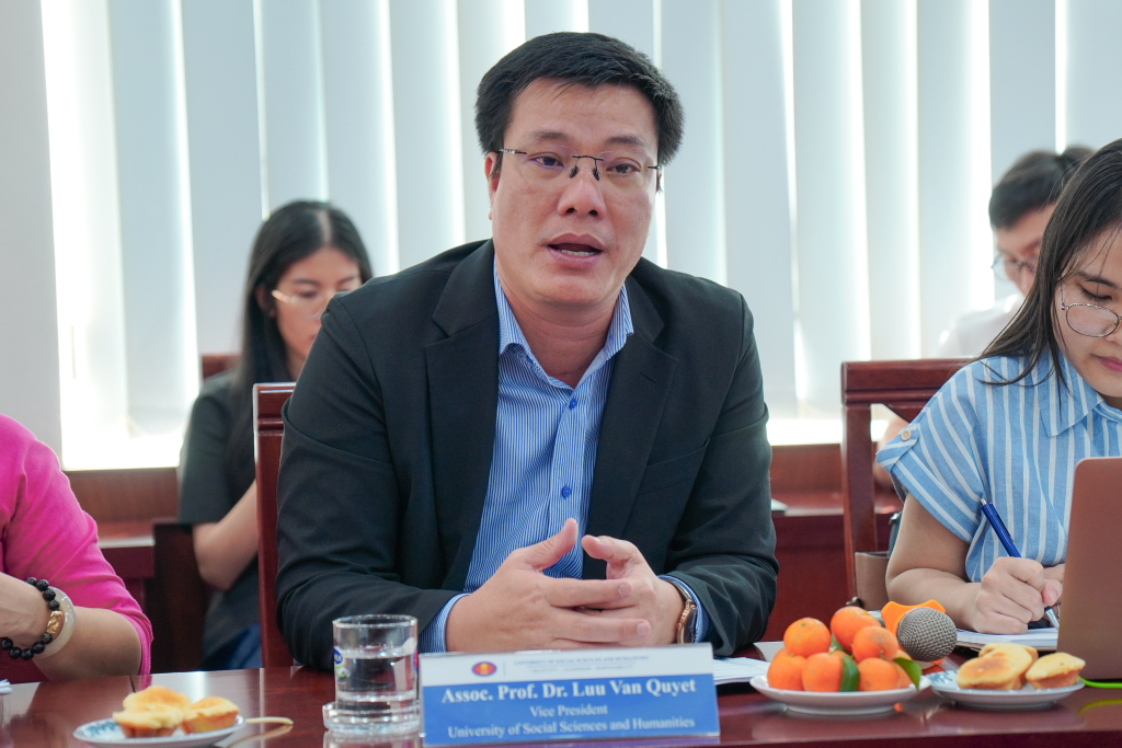 PGS.TS Lưu Văn Quyết khẳng định vai trò then chốt của nguồn lực thông tin, nhấn mạnh Thư viện chính là "trái tim" của một đại học định hướng nghiên cứu, là nền tảng cốt lõi để nâng cao chất lượng đào tạo và vị thế học thuật của Nhà trường - Ảnh: ĐÌNH VINH