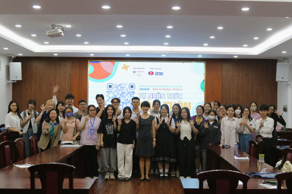 Sinh viên cùng diễn giả chương trình chụp hình kỷ niệm