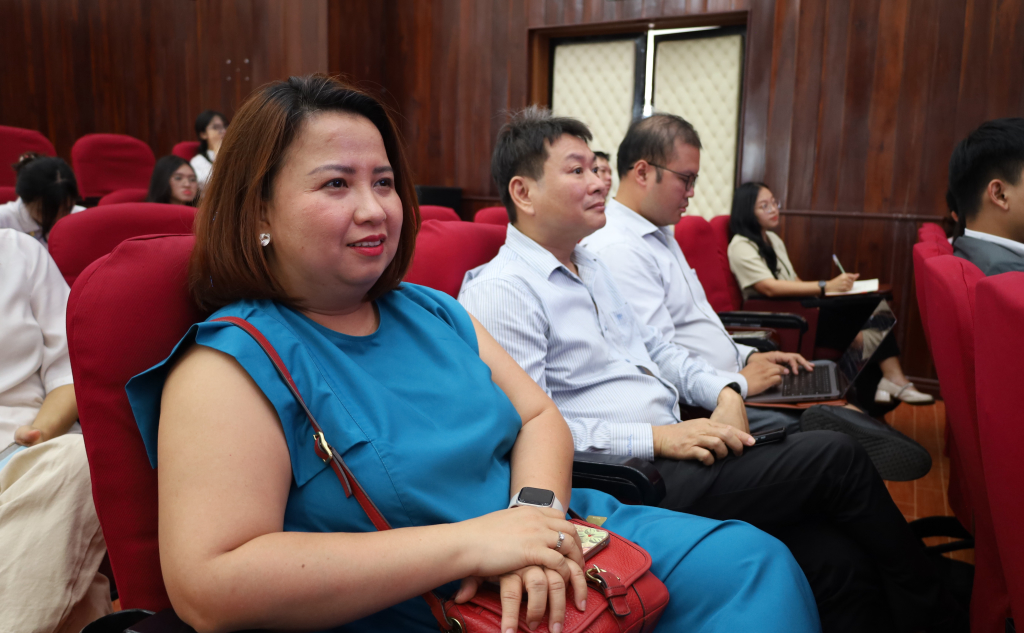 Các đại diện lắng nghe chia sẻ về những mô hình thực tiễn trong công tác sinh viên - Ảnh: MỸ NGÂN