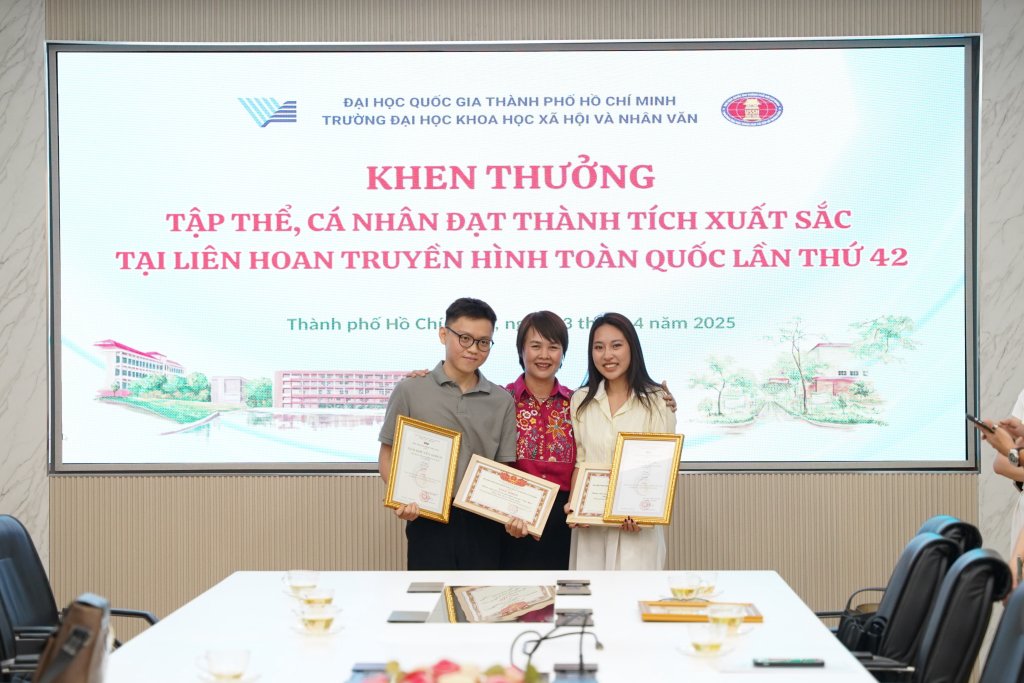 Đại diện hai nhóm tác giả chụp hình lưu niệm cùng giảng viên hướng dẫn - Ảnh: MỸ TUYẾT