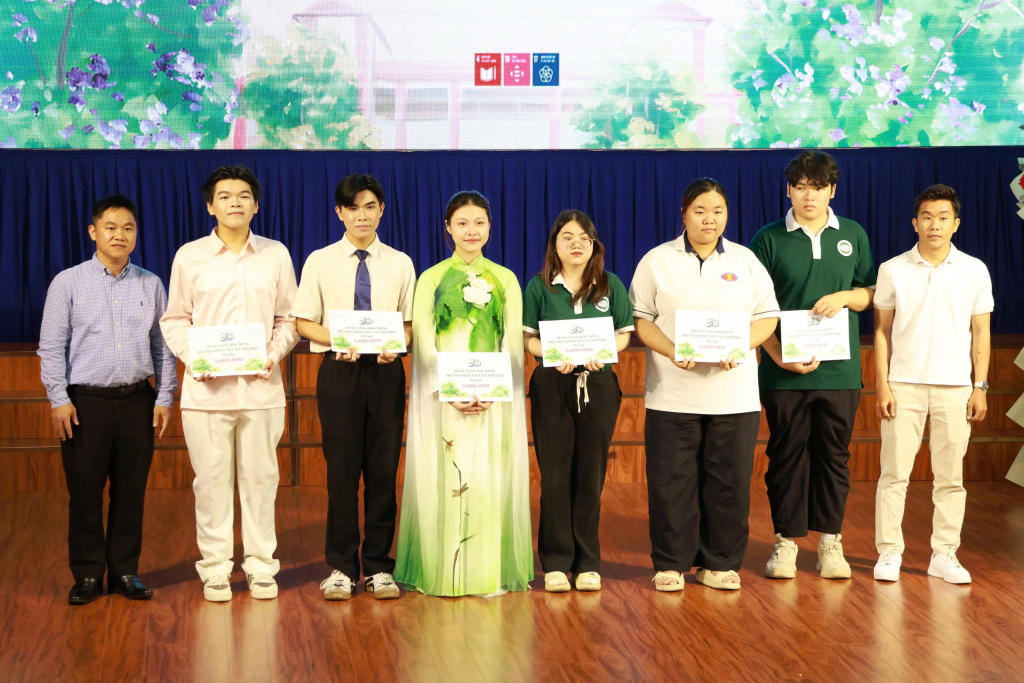 Những suất học bổng ý nghĩa được trao tặng đến các bạn sinh viên có gia đình bị ảnh hưởng bão từ cựu sinh viên Ngành Xã hội học - Ảnh: THÚY QUỲNH