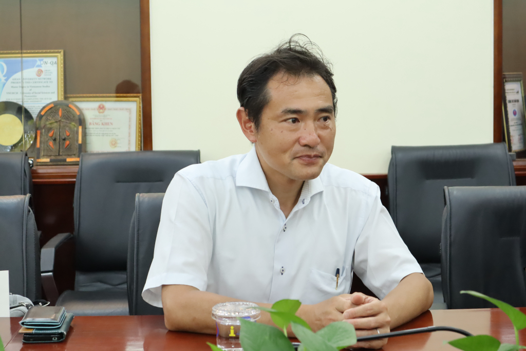 Thầy Okuda Hisaharu bàn về chương trình trao đổi giảng viên - Ảnh: Nhật Ánh