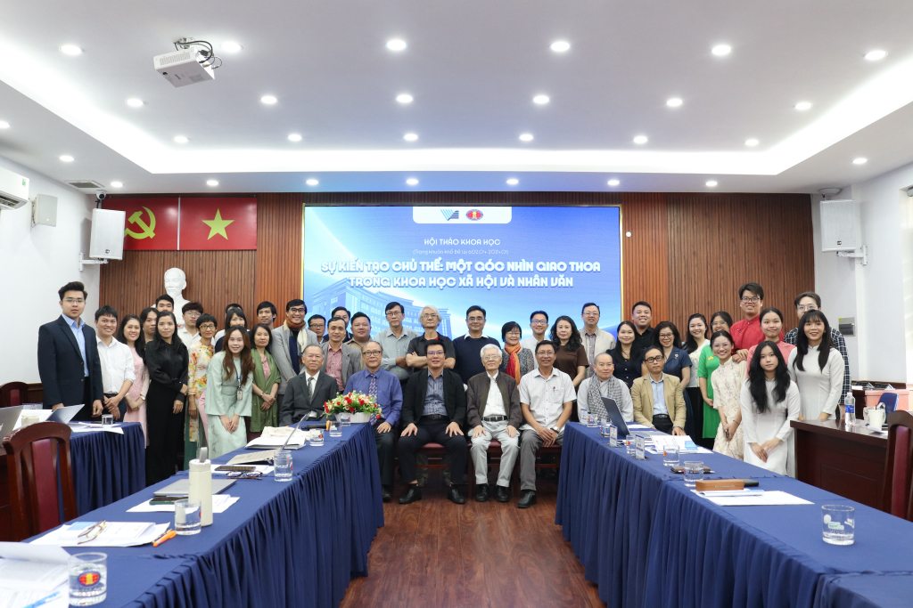 Các đại biểu cùng các nghiên cứu sinh, học viên cao học và sinh viên chụp ảnh lưu niệm - Ảnh: MINH THƯ
