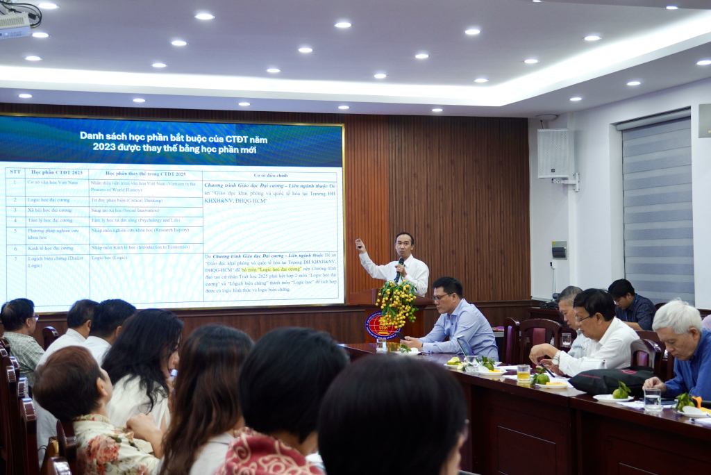 TS. Võ Châu Thịnh, Phó Trưởng khoa Triết học, giới thiệu danh sách học phần thuộc chương trình đào tạo tái cấu trúc ngành học - Ảnh: KHÁNH MY