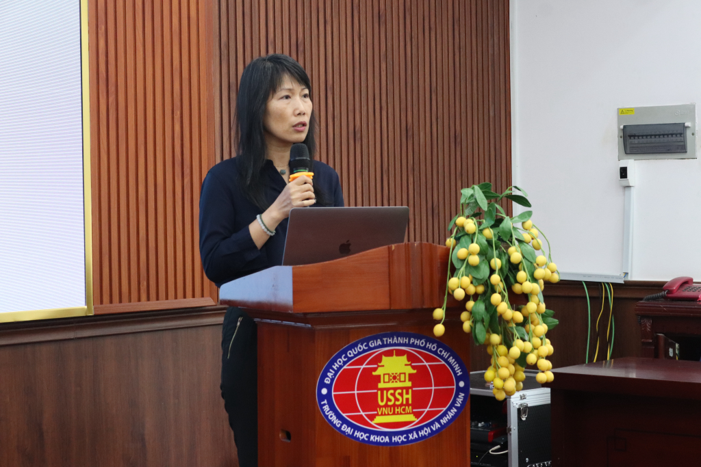 TS. Trần Lê Bảo Chân nhấn mạnh các tác phẩm tự thuật của Annie Ernaux và các tự truyện hư cấu của Linda Lê mang lại cách tiếp cận mới trong việc giảng dạy văn học - Ảnh: MINH THƯ