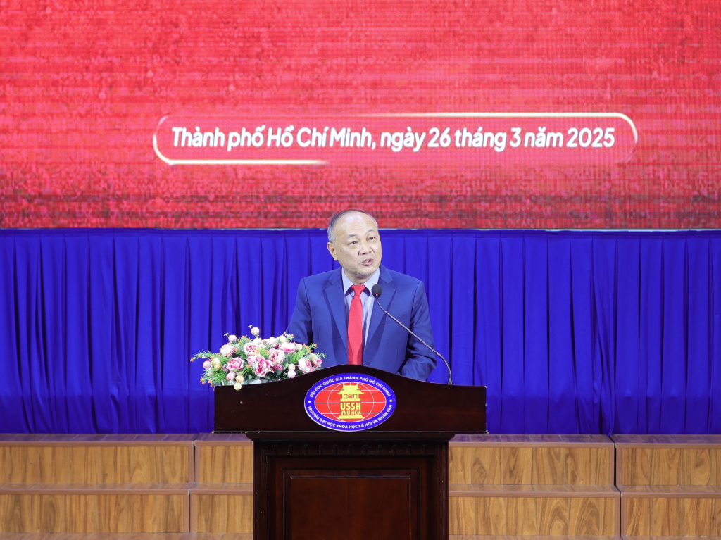 TS. Phan Thanh Định gửi lời chúc mừng đến Đoàn Trường và nhấn mạnh ba yếu tố cốt lõi mà các bạn sinh viên cần hướng đến - Ảnh: NGUYỄN MINH THƯ