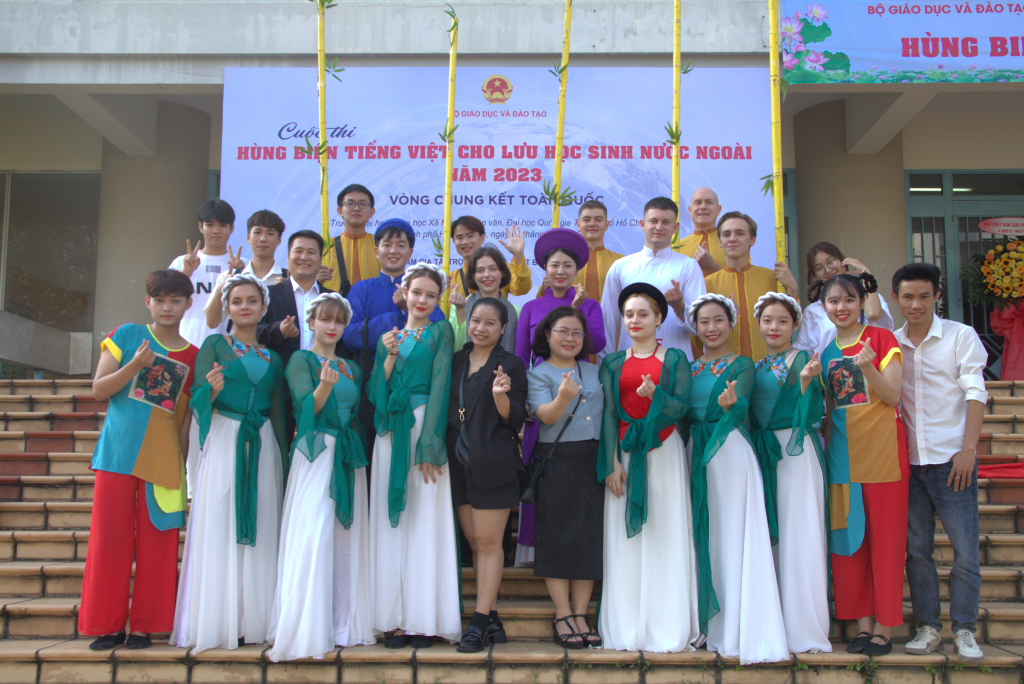 Lưu học sinh đến từ các nước Lào, Campuchia, Hàn Quốc, Nhật Bản, Trung Quốc, Pháp, Úc... xuất hiện tại cuộc thi - Ảnh: Trịnh Minh Phương