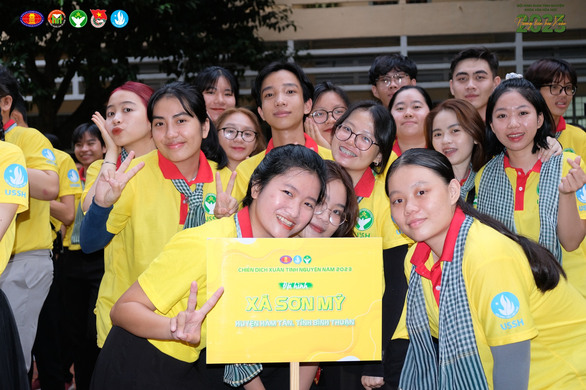 Sinh viên Khoa Văn hoá học tham gia Xuân tình nguyện 2023: Mang xuân về vùng biển Hàm Tân