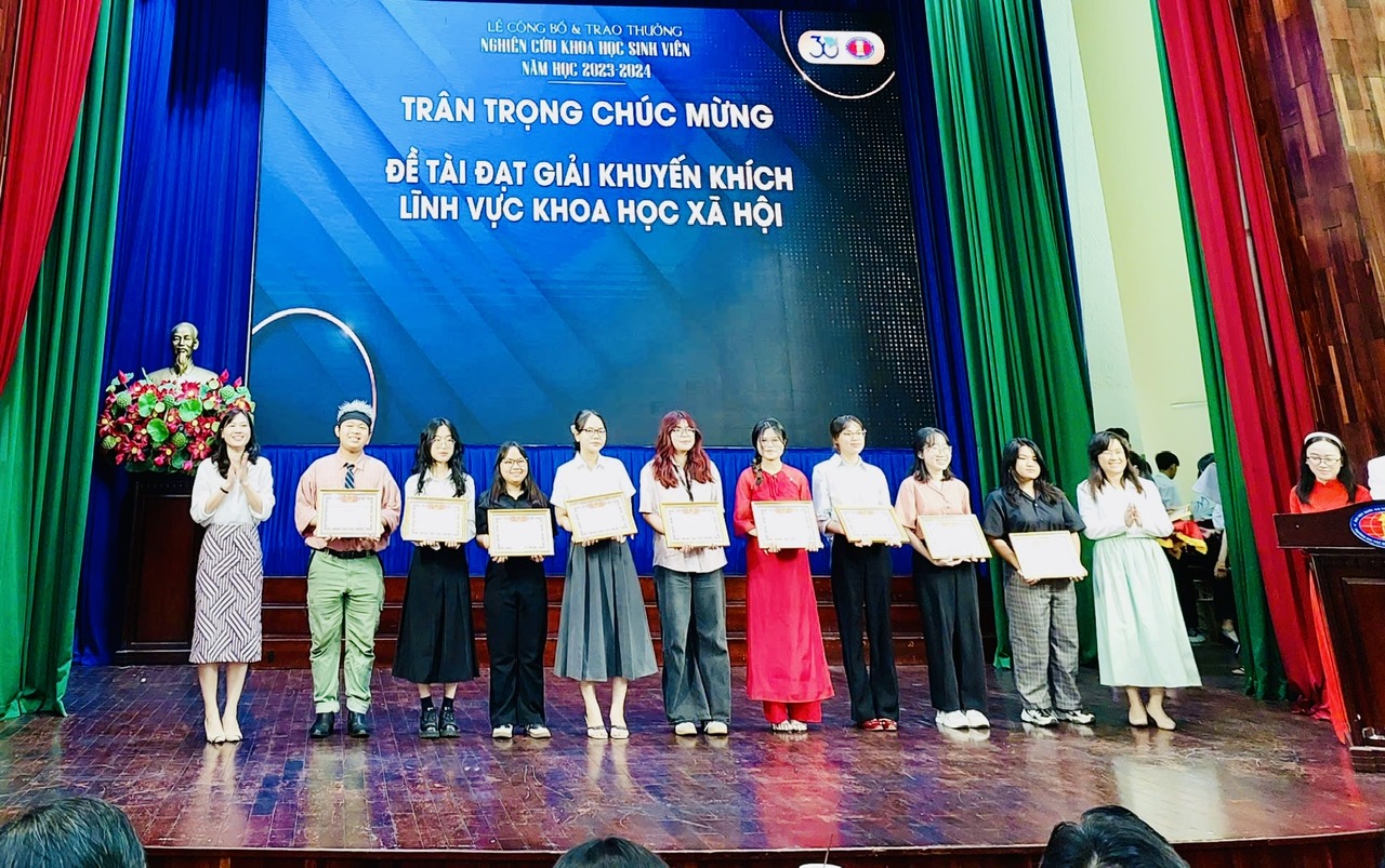 Hai nhóm sinh viên Khoa Nhân học nhận giải thưởng nghiên cứu khoa học sinh viên năm học 2023-2024