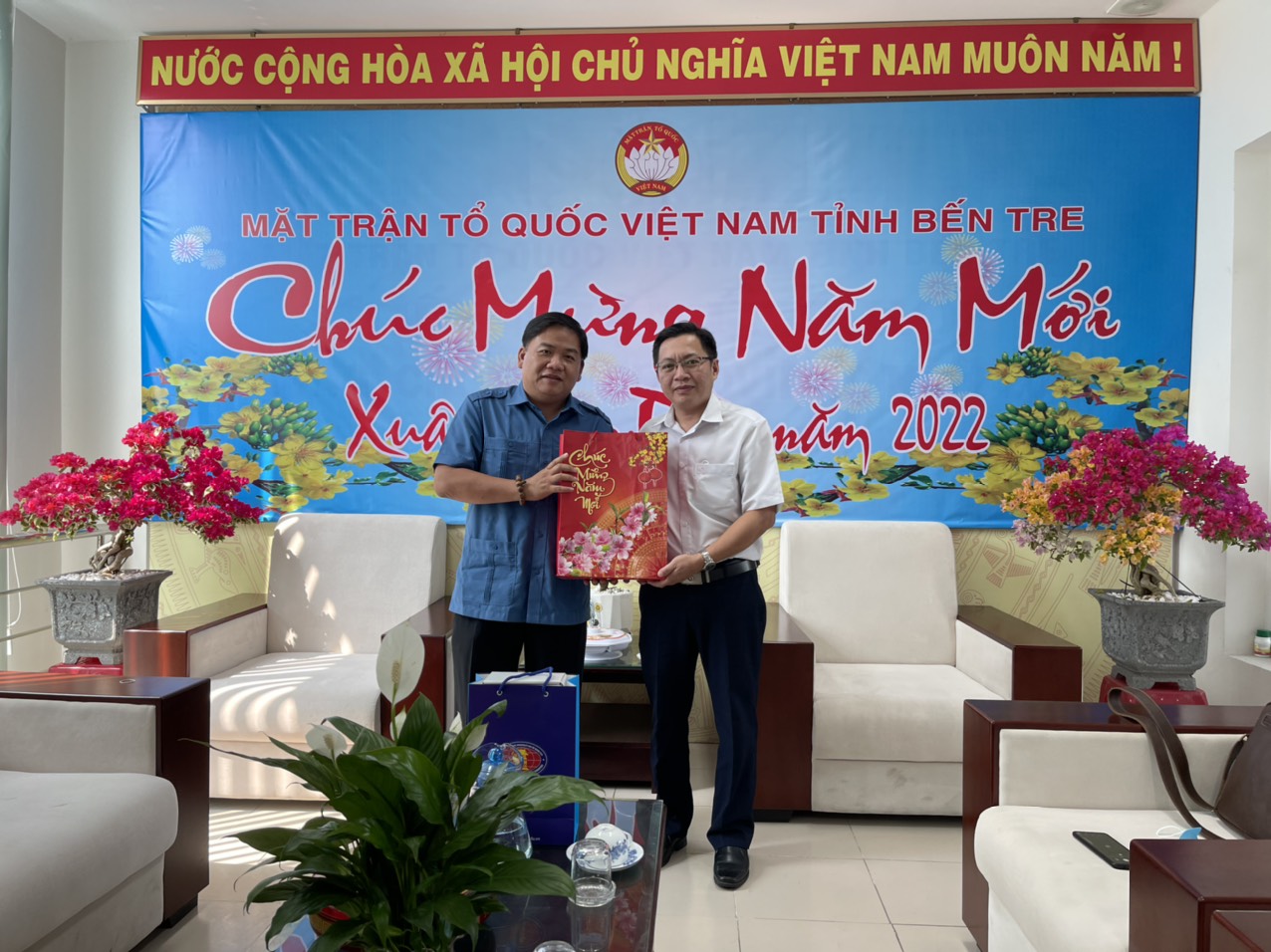 Trung tâm thăm viếng, chúc mừng năm mới Ủy ban Mặt trận Tổ quốc Việt Nam và Tỉnh Đoàn tại Bến Tre