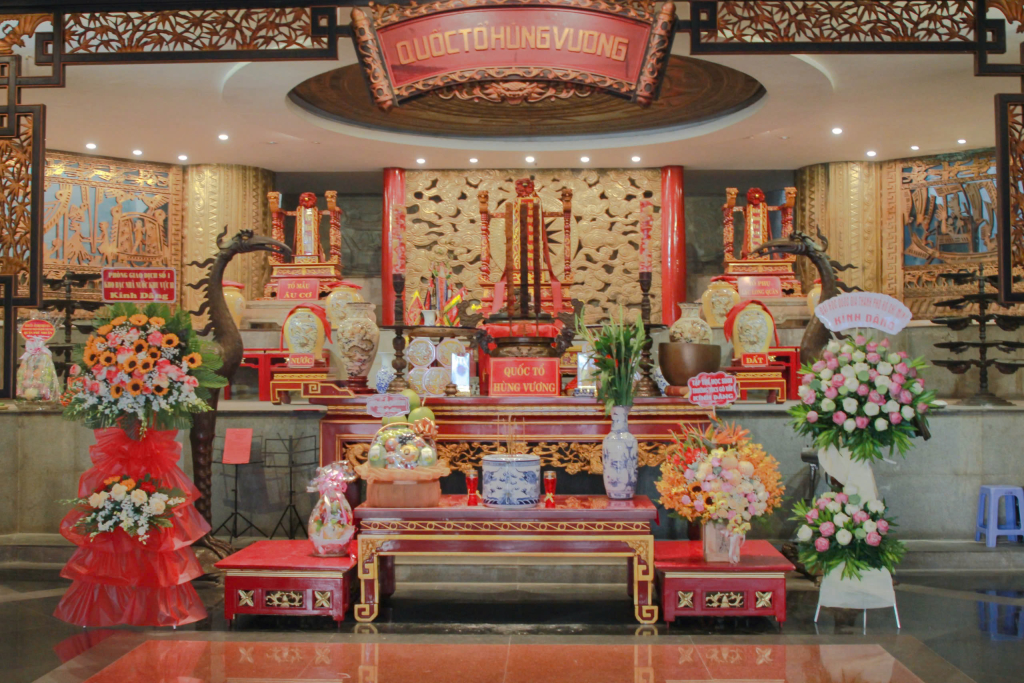 Nhà trường dâng hương ghi nhớ công ơn các Vua Hùng
