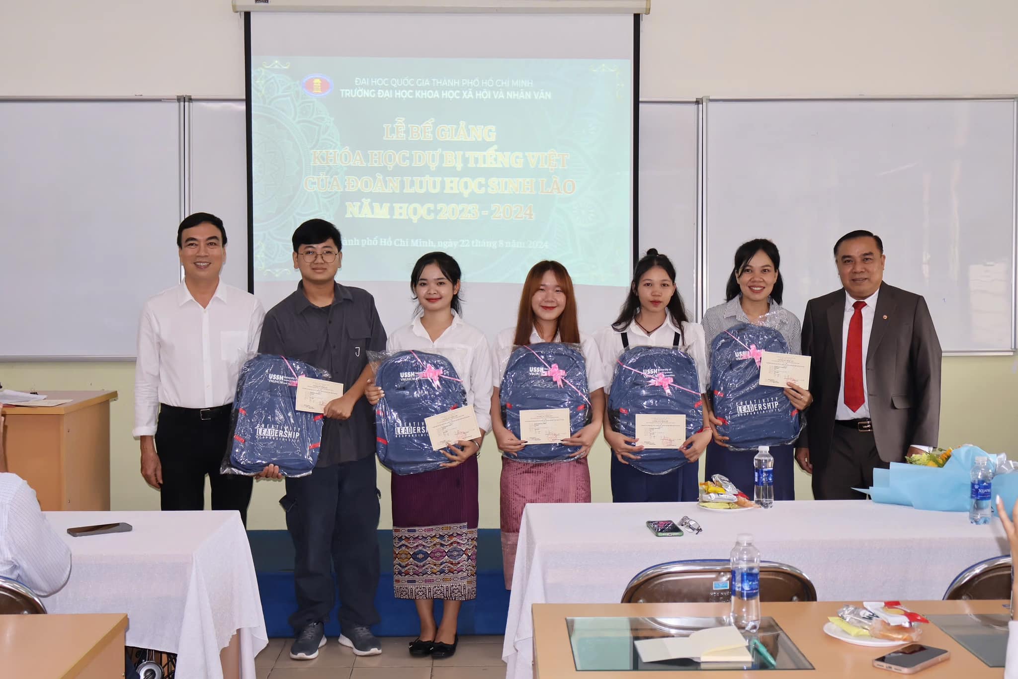 Lễ bế giảng khóa học dự bị tiếng Việt cho đoàn lưu học sinh Lào năm học 2023-2024