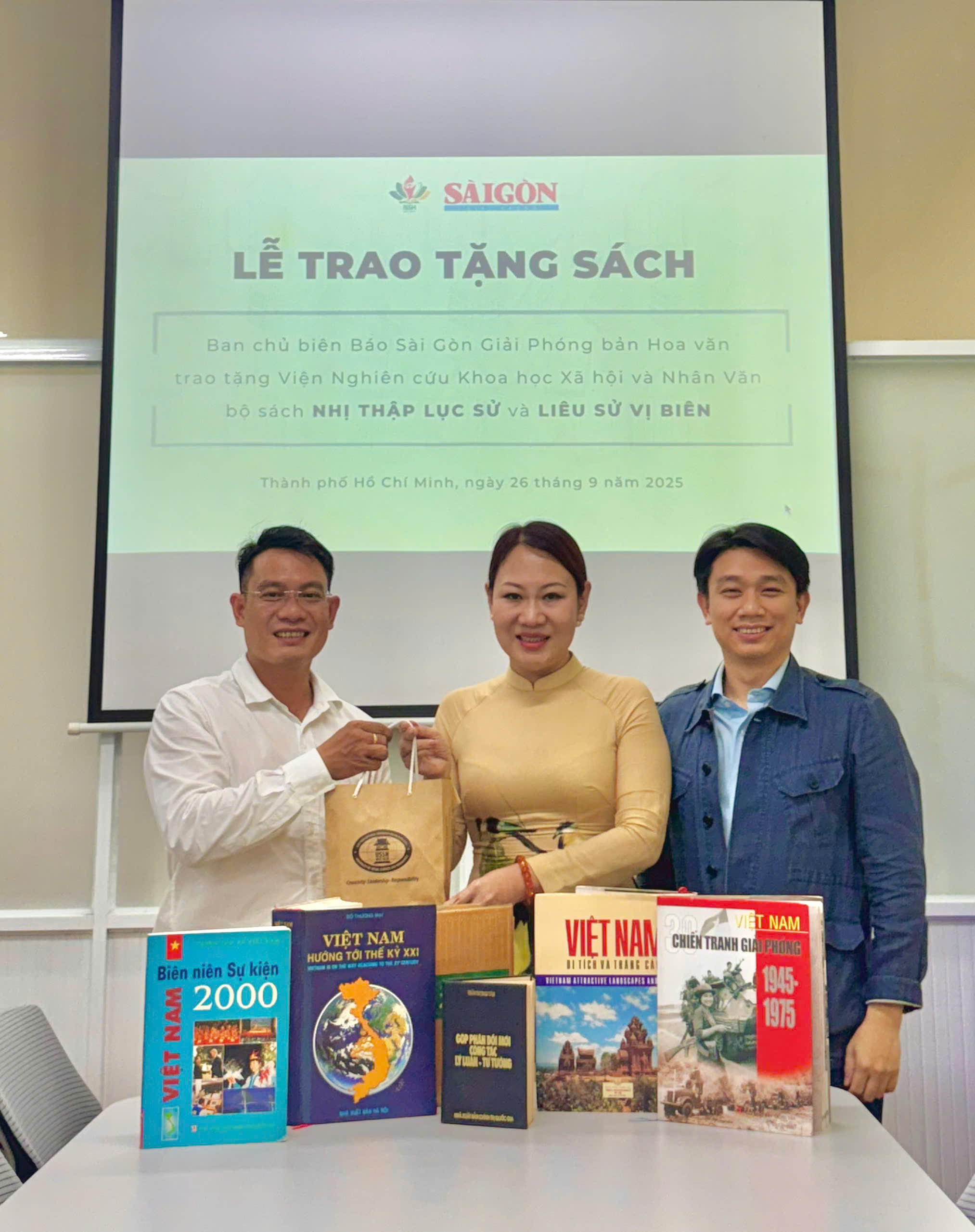 Viện Nghiên cứu Khoa học xã hội và Nhân văn tiếp nhận sách do Báo Sài Gòn Giải Phóng trao tặng