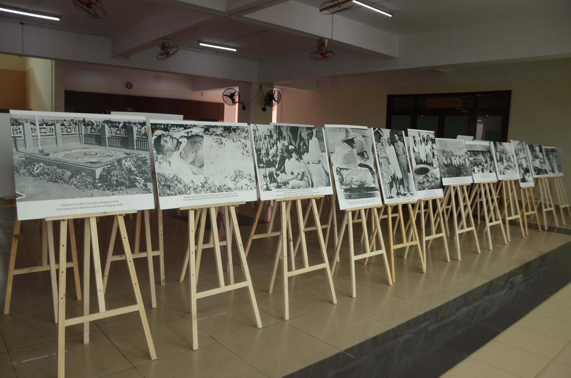 Triển lãm ảnh "Life of Mahatma Gandhi"