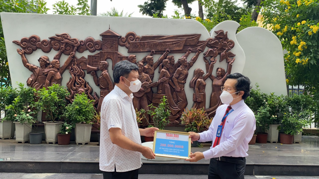 Quỹ Hạt Giống Việt, Báo Nhân Dân tặng 200 triệu đồng hỗ trợ sinh viên Nhân văn vượt qua đại dịch