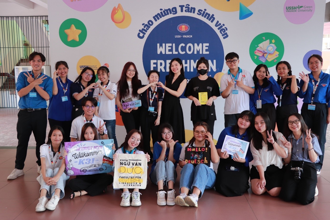 Tân sinh viên Chất lượng cao khoa Ngữ văn Đức háo hức đến nhập học tại cơ sở Đinh Tiên Hoàng