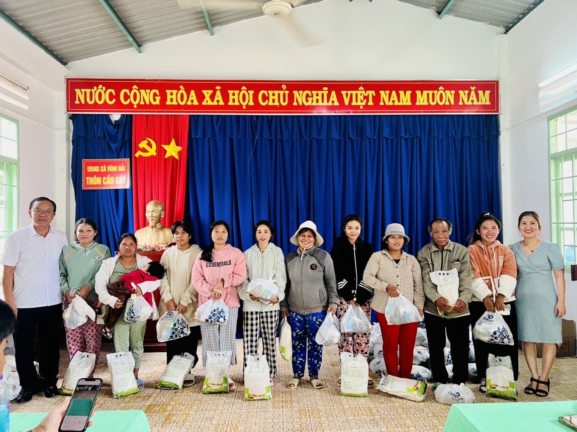 TT PTNT – SU phối hợp với Chi hội Nữ tri thức Trường Đại học Khoa học Xã hội và Nhân văn, ĐHQG-HCM trao quà Xuân yêu thương cho bà con thôn Cầu Gãy, xã Vĩnh Hải, huyện Ninh Hải, tỉnh Ninh Thuận