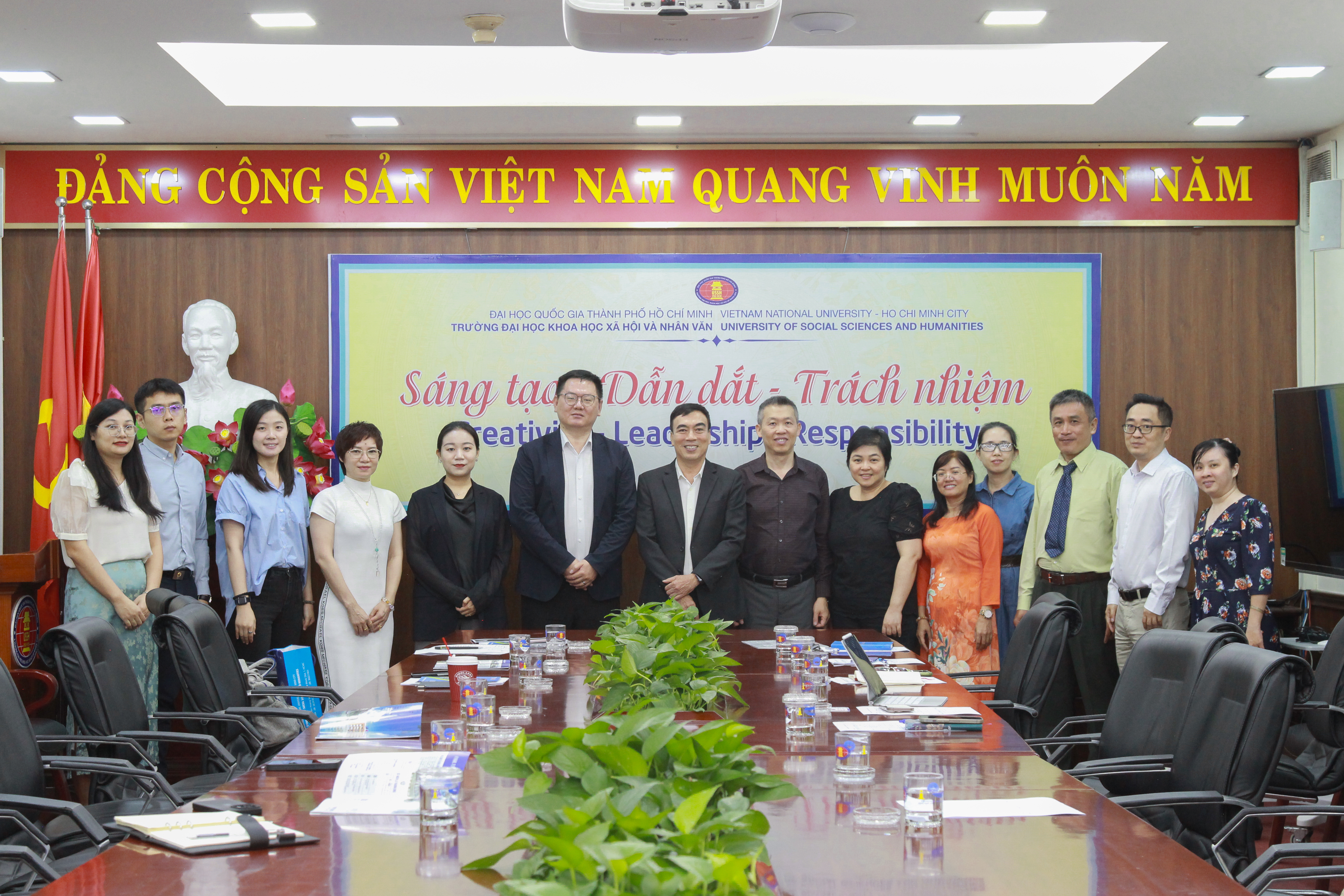 Nhà trường làm việc với Học viện Hồ Tương Tư, Trung Quốc