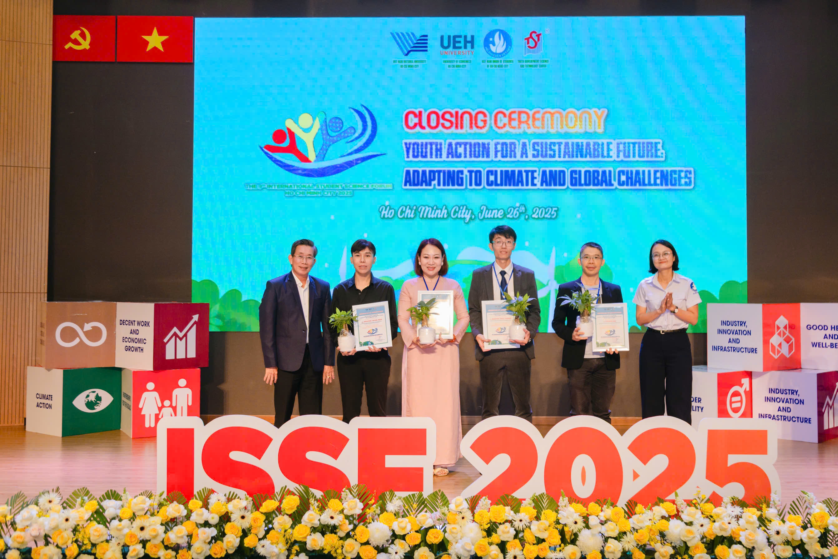 PGS.TS Phan Thị Hồng Xuân tham gia Diễn đàn Khoa học Sinh viên Quốc tế lần thứ 9 với vai trò Ban giám khảo Tiểu ban 2: Truyền thông và nâng cao nhận thức cộng đồng