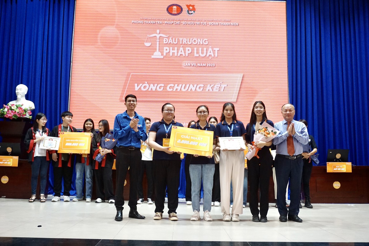 SINH VIÊN KHOA NGỮ VĂN ANH ĐOẠT GIẢI NHẤT CUỘC THI ĐẤU TRƯỜNG PHÁP LUẬT