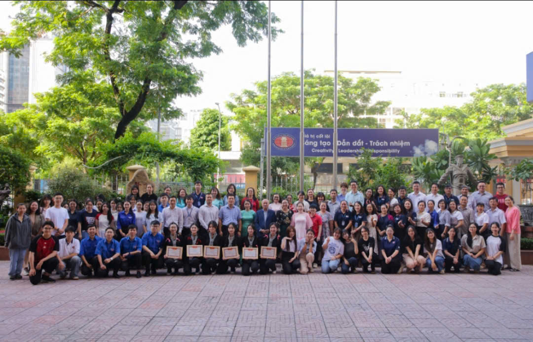 Lễ chào cờ và sinh hoạt dưới cờ tháng 10/2025: Học tập suốt đời – Tự tin hội nhập quốc tế