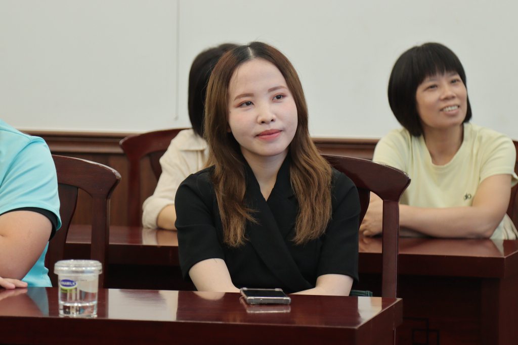 Bà Huỳnh Khánh Linh cùng thực hành văn hóa chào hỏi của người Việt cùng với các em học sinh - Ảnh: THÚY QUỲNH