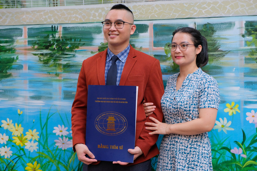 Sau phần lễ, các tân Tiến sĩ, Thạc sĩ, Cử nhân ghi lại khoảnh khắc bên gia đình, bạn bè - Ảnh: Huyền Linh