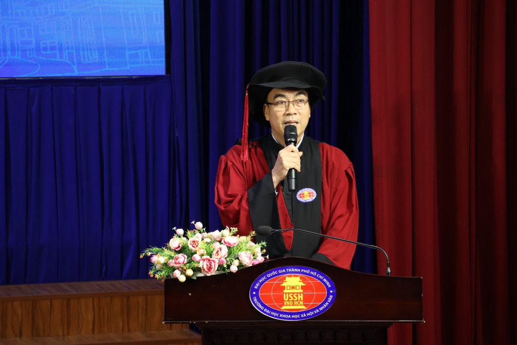 TS. Phạm Tấn Hạ gửi lời tri ân đến các bậc phụ huynh, người luôn đồng hành với các tân Cử nhân trên chặng đường học tập - Ảnh: NHẬT VY