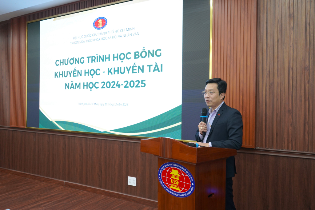 TS. Lê Hoàng Dũng khẳng định, Nhà trường sẽ luôn đồng hành với các bạn sinh viên trong học tập và trong cuộc sống - Ảnh: Phạm Trí