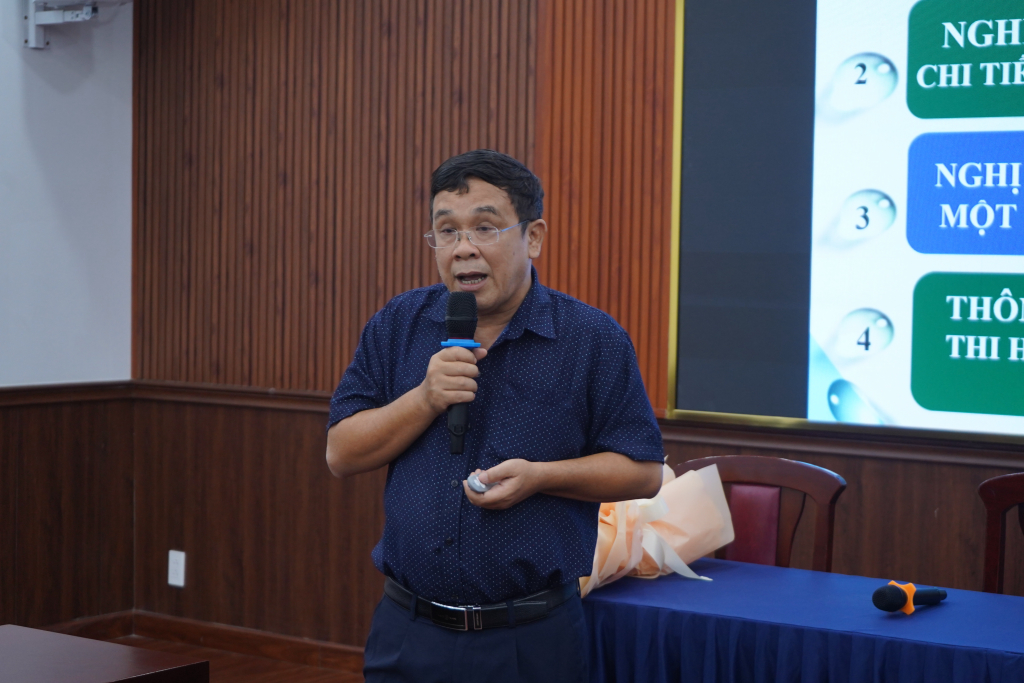 ThS. Nguyễn Hữu Tuyền hướng dẫn các quy định về thuế thu nhập cá nhân - Ảnh: Phạm Trí