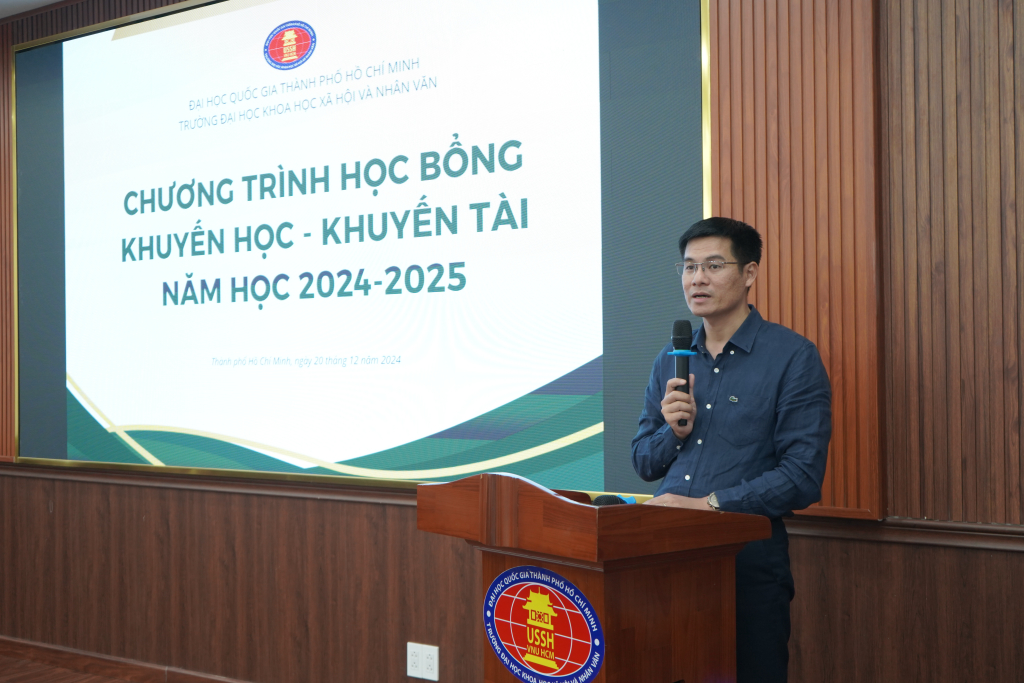 ThS. Trần Nam cho biết, sinh viên có thể liên hệ với Phòng Công tác sinh viên qua chatbot hay các phương tiện truyền thông để nhận được sự hỗ trợ kịp thời - Ảnh: Phạm Trí