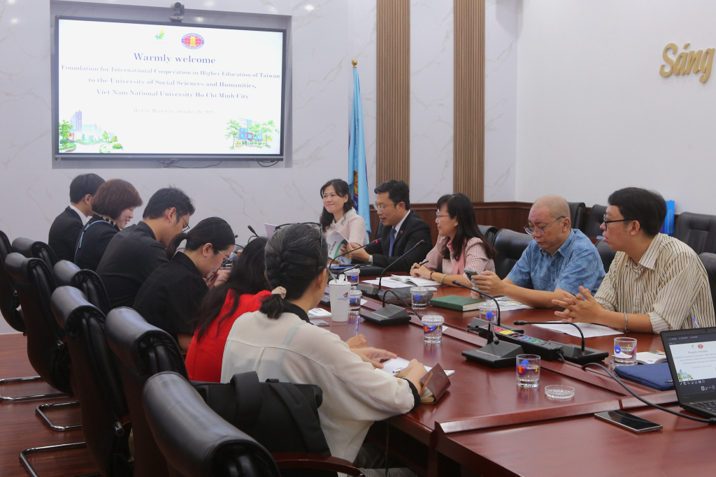 Đại diện các phòng ban và khoa chuyên môn Nhà trường trao đổi về các cơ hội hợp tác với FICHET - Ảnh: Nghi Châu
