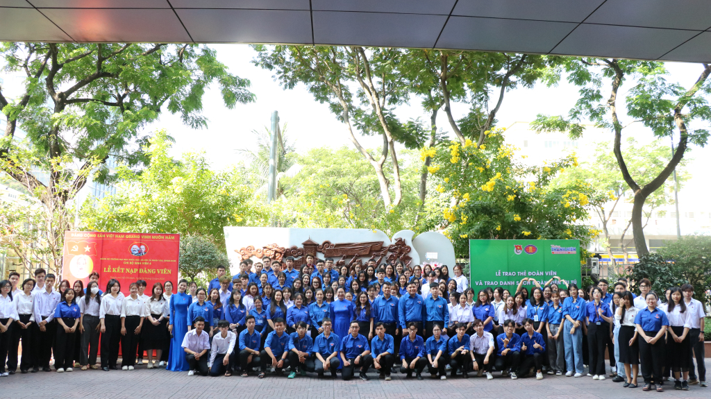 Đại biểu và các đoàn viên thanh niên chụp bức ảnh lưu niệm trước Không gian truyền thống - Ảnh: Thanh Bình 