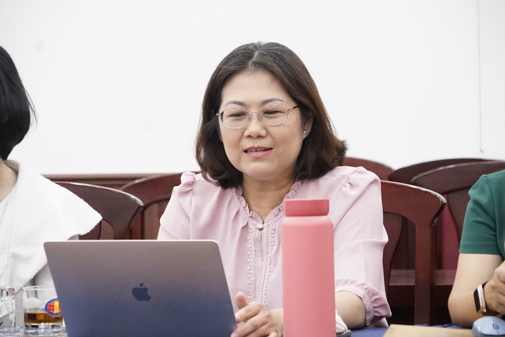 NCS, ThS. Hồ Thị Lệ Thuỷ - Khoa Nhật Bản học bày tỏ nhiều thắc mắc về quy trình, thời gian và kinh phí thực hiện đề tài của mình - Ảnh: Thuỳ Trang 