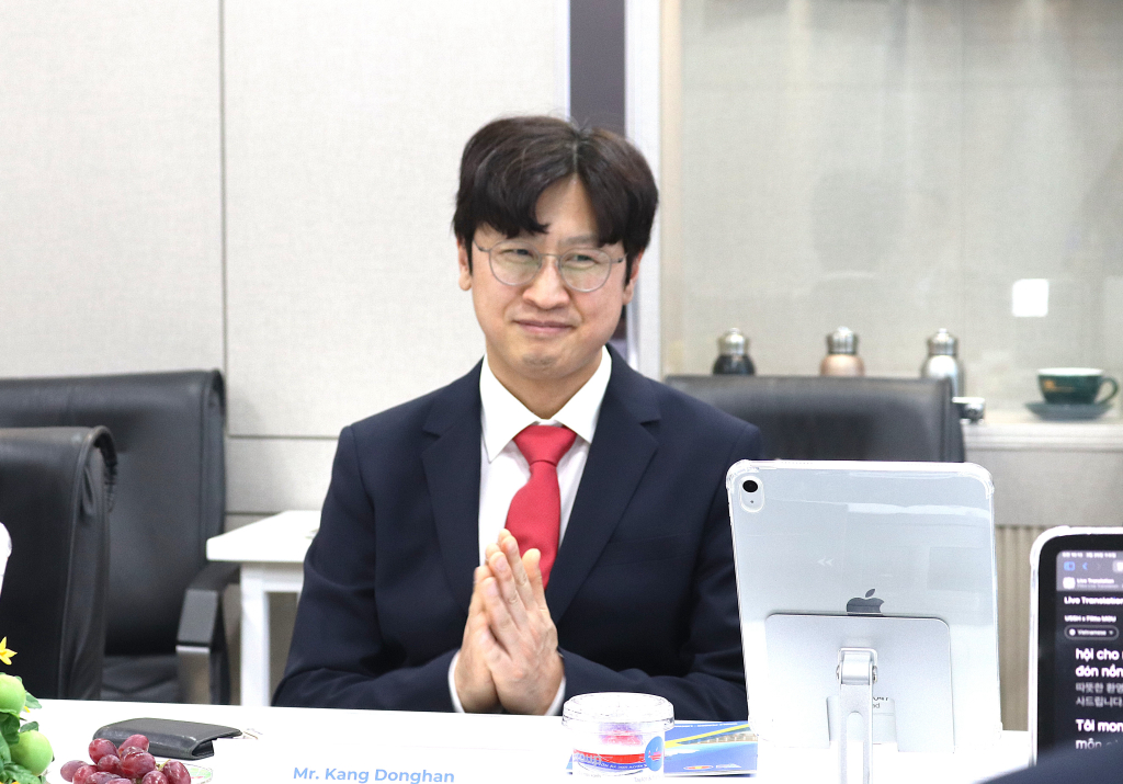Ông Kang Donghan chia sẻ về định hướng phát triển công nghệ dịch thuật AI dựa trên dữ liệu và đề xuất hợp tác xây dựng nguồn dữ liệu tiếng Việt - Ảnh: MINH THƯ