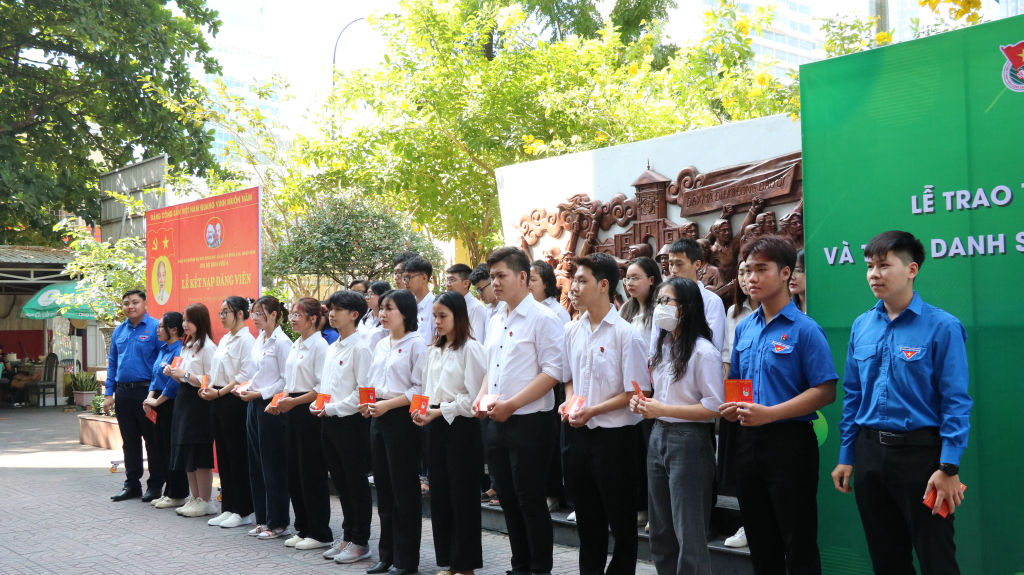  66 Đoàn viên mới được kết nạp trước Không gian truyền thống phong trào học sinh, sinh viên - Ảnh: Thanh Bình