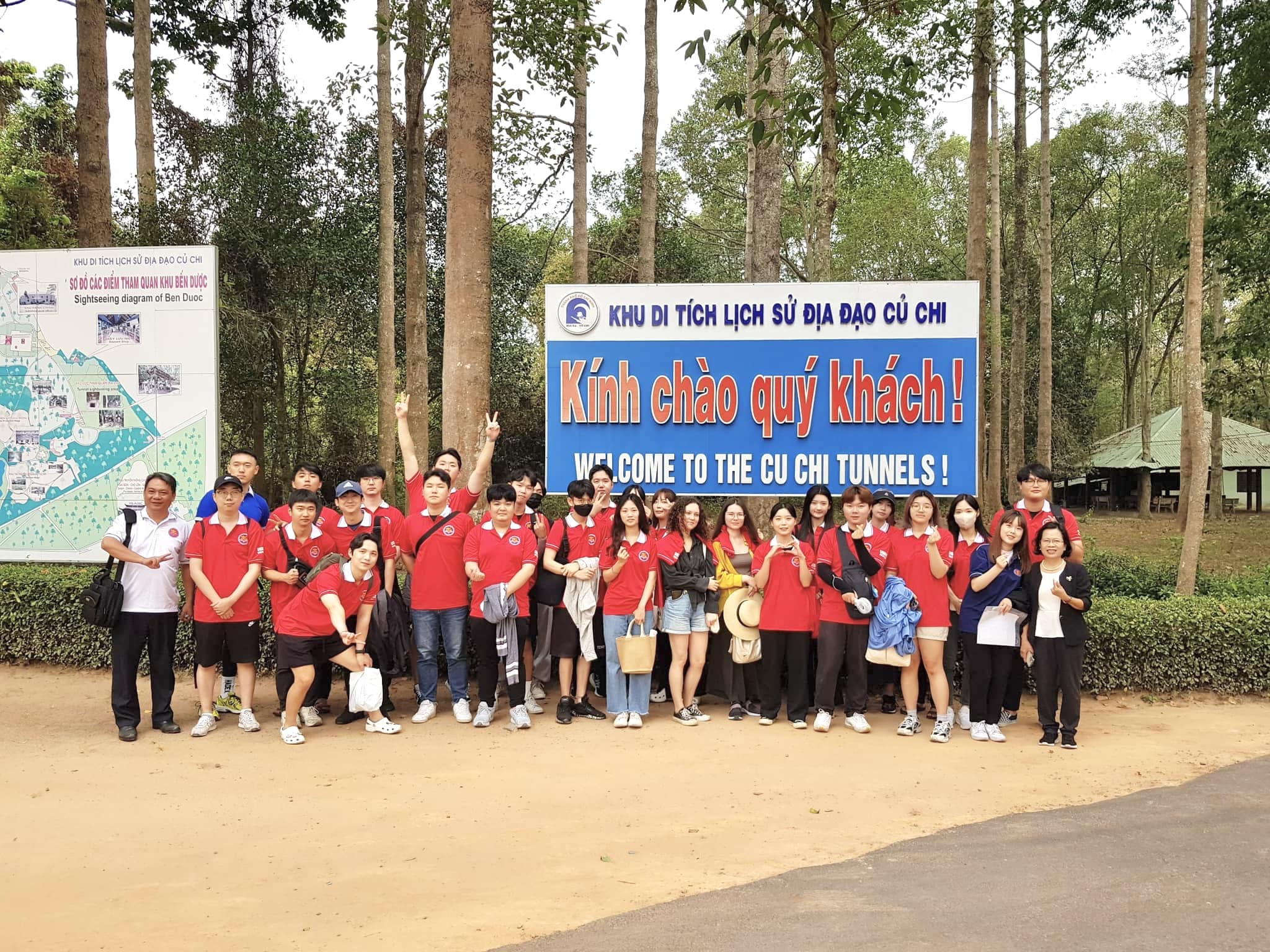 Sinh viên quốc tế khoa Việt Nam học tham quan di tích cấp quốc gia đặc biệt - Địa đạo Củ chi