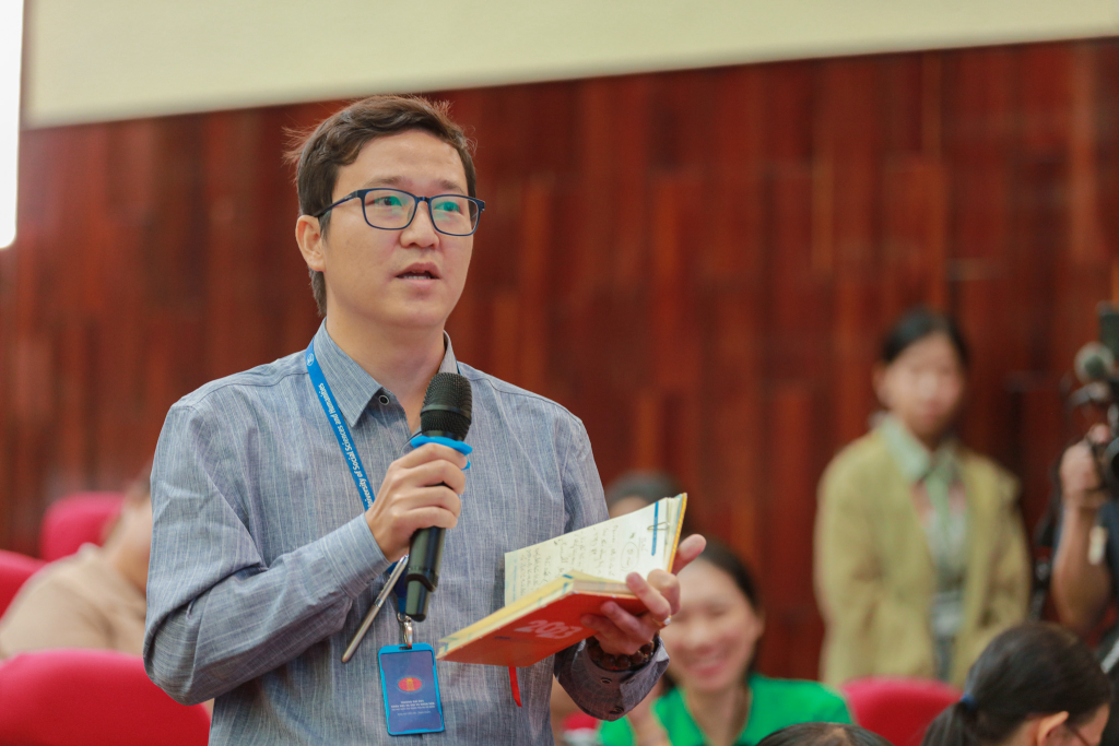 TS. Nguyễn Vũ Kỳ - Giảng viên khoa Nhật Bản học - đặt câu hỏi cho ông Ishikawa Bunyo về hành trình “theo bom lửa đạn” của ông - Ảnh: Lý Nguyên