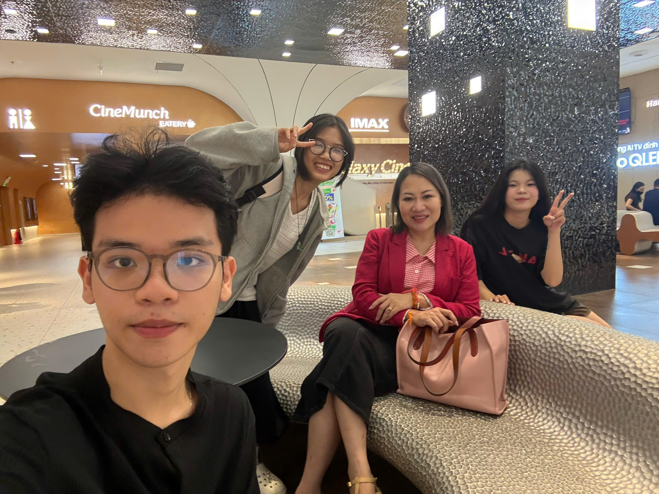 Lãnh đạo Khoa Đông phương học – Nhật Bản học cùng giảng viên, học viên và sinh viên tham dự hoạt động xem phim giao lưu văn hóa