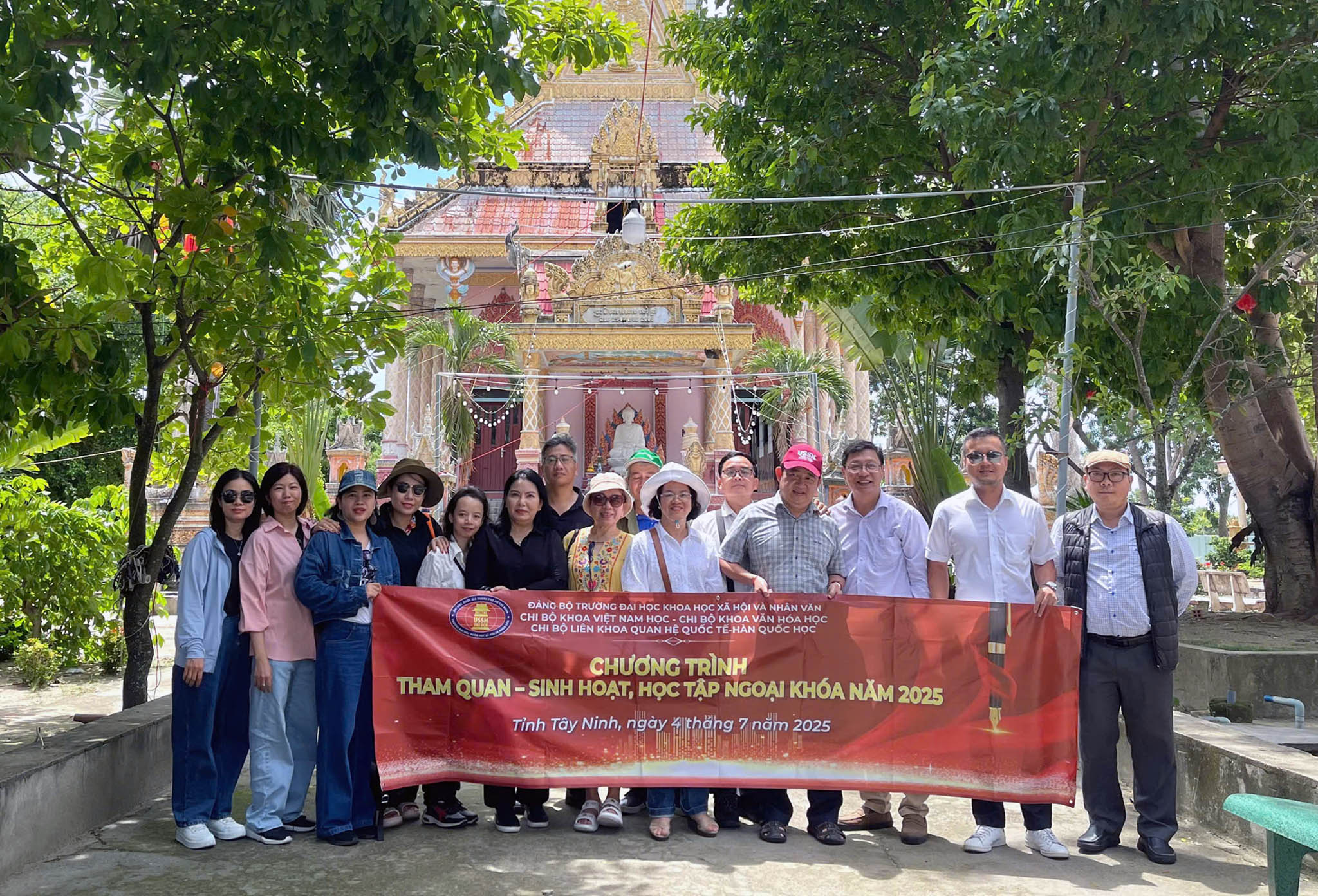 Chi bộ Khoa Việt Nam học, Văn hóa học, Quan hệ Quốc tế - Hàn Quốc học tổ chức thành công chương trình ngoại khóa tại Tây Ninh