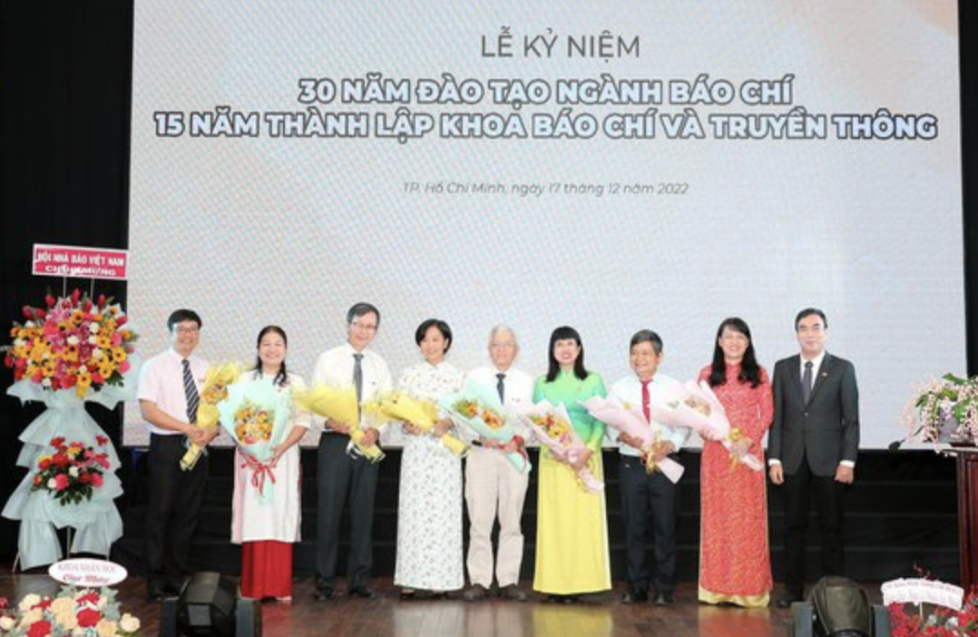 Nhiều thế hệ nhà giáo, nhà báo tề tựu trong lễ kỷ niệm 30 năm đào tạo ngành báo chí