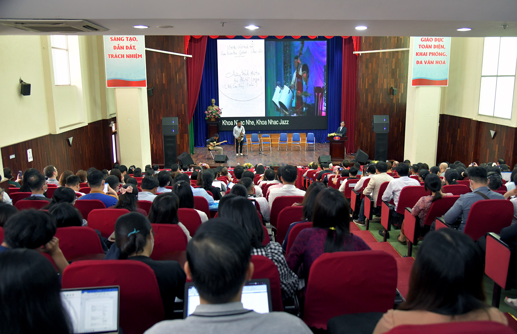 Học viên cao học, nghiên cứu sinh, dự bị tiến sĩ tích cực tham gia hội thảo quốc tế về Khoa học xã hội và nhân văn (USSH-ICSSH 2022)